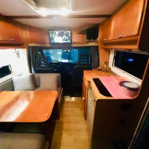 地拉那Camper Van For Rent的一间小厨房和一间客厅