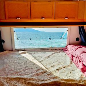 地拉那Camper Van For Rent的露营车的窗户享有海景