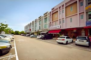 乌鲁地南Rs Hotel Johor的停车场内有车辆的街道