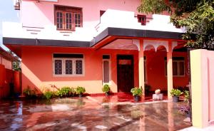 贾夫纳迪维拉旅馆的前面有雨水的红色房子