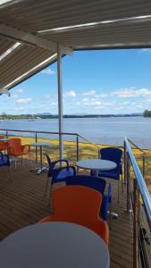 麦夸里港艾奇沃特假日公园酒店的配有桌椅的游轮甲板