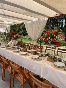 波兰尼卡-兹德鲁伊Sonnenblick的白色帐篷下的长桌,带鲜花