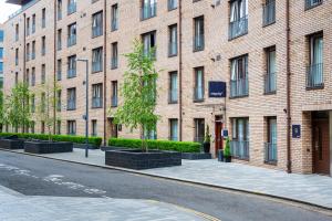 爱丁堡Staycity Aparthotels Edinburgh West End的砖楼前的一条空的街道