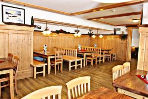 拜尔里舍艾森施泰恩Arberschutzhaus的餐厅设有木桌和木椅