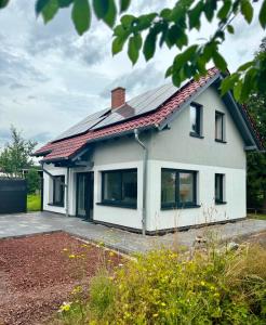 LauchaGanzes Tiny House "Thüringer Ruhe" mit großem Garten nahe Rennsteig的屋顶上设有太阳能电池板的房子