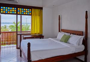 达累斯萨拉姆斯里普维酒店的一间卧室设有一张床,享有海景