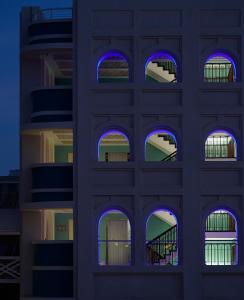 达累斯萨拉姆斯里普维酒店的建筑的侧面有紫色的灯