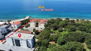 曼德雷Lili Rose Mandre Luxury Apartments - Peaceful Escape 70m from Beach! Sea View, Forest View, Free SUPs & Sunbeds的海洋旁房子的空中景观