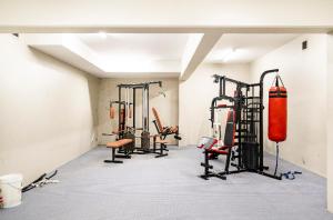 悉尼Darling Harbour 1quiet room的一间健身房,里面配有几台跑步机