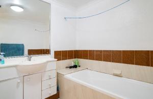 悉尼Darling Harbour 1quiet room的带浴缸、水槽和镜子的浴室