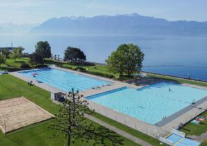 PullyChambre au bord du lac Léman的两个大型游泳池的顶部景观