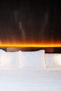 乌得勒支City Center Lodge Utrecht的墙上一张带白色枕头的床