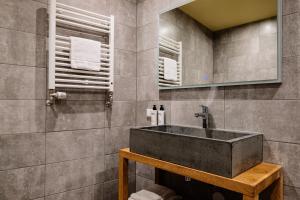 乌得勒支City Center Lodge Utrecht的浴室设有混凝土水槽和镜子
