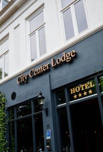 乌得勒支City Center Lodge Utrecht的市中心建筑一侧的旅舍标志