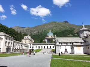 比耶拉奥罗巴圣殿旅舍的一座大建筑,背景是一座山