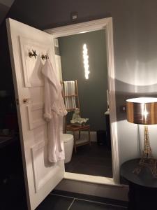米尔顿凯恩斯蒙彼利埃之家旅馆的浴室设有卫生间,门上挂着毛巾