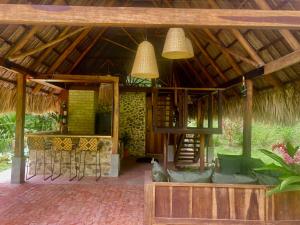 伯里塔卡Canto Tayrona Ecolodge的室外厨房和用餐区