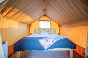 CassvilleRoaring River Luxury Adventure Tent #12的帐篷内一间卧室,配有一张床