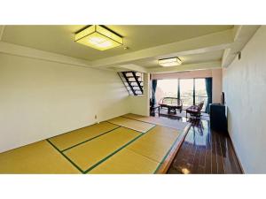 KonanUmibe no Kajuen - Vacation STAY 17484v的一间空客厅,享有用餐室的景色