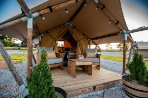 CassvilleRoaring River Luxury Adventure Tent #15的凉亭配有沙发和桌子