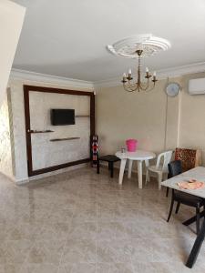 杰尔吉斯Villa a 100 meters de la plage Zarzis SIDI Kebir的客厅配有桌子和吊灯