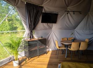 Karwieńskie Błoto DrugieGlamping HEN W TRAWIE的帐篷内配有桌椅