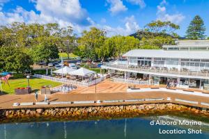 尼尔森湾14A Grafton St - Pet friendly studio with air con and wi-fi的享有酒店和水景的空中景色