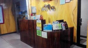 杜马格特Asia Novo Boutique Hotel-Dumaguete的商店里的柜台,上面有标志