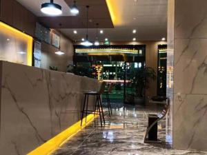 MarkamGreen Tree Inn Express Xizang Changdu Mangkang County的餐厅的酒吧,带凳子