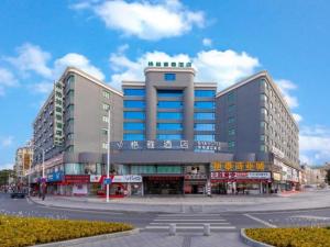 珠海Gya Hotel Zhuhai International Airport New Town的城市街道上一座大建筑