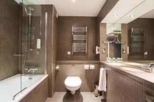 西山阿伯丁西部假日酒店的浴室配有卫生间、盥洗盆和淋浴。