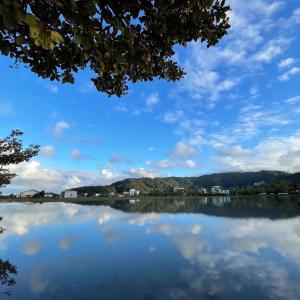 冬山乡涓久川食泊庭园民宿 的享有云天的湖泊美景