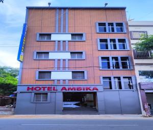 德奥加尔Hotel Ambika near Famous Naulakha Temple的建筑前有标志的酒店