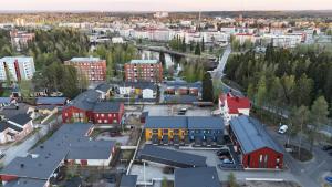 卡亚尼Gamified Cohousing Kajaani的城市的空中景观,建筑和树木