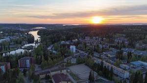 卡亚尼Gamified Cohousing Kajaani的享有河流和日落的城市空中景致