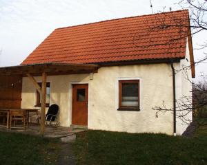 Waldthurn拜姆勒度假乡村民宿的一座白色的小房子,拥有橙色的屋顶