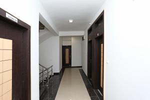 博帕尔Super Hotel O Danish Nagar Hosangabad Rd的走廊上设有黑白墙和门