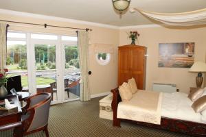 南希尔兹小天堂旅馆的酒店客房配有一张床、一张书桌和一张书桌。