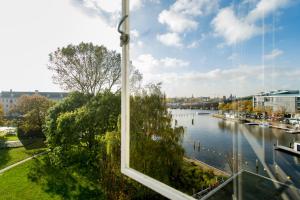 阿姆斯特丹家园酒店的从窗户可欣赏到河流美景