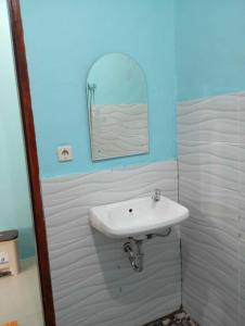 RiungRIUNG LALONG TERONG Guest House的浴室设有白色水槽和镜子