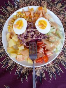 RiungRIUNG LALONG TERONG Guest House的桌上一盘食物,包括鸡蛋和蔬菜