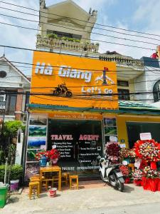 河江Hà Giang Let's Go的停在前面的摩托车商店