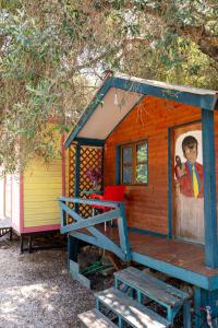 贾尔Social Camping JAL的小屋设有门廊和绘画作品