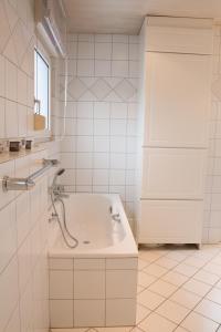 雷达-维登布吕克菲林翁瑞达威登布鲁克酒店的白色的浴室设有浴缸和窗户。