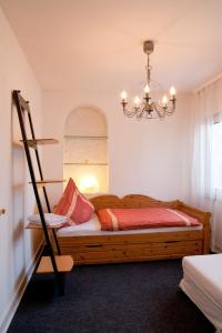 雷达-维登布吕克菲林翁瑞达威登布鲁克酒店的一间卧室配有一张木床和吊灯。