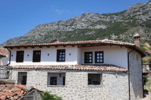 克鲁亚The House of Dollma , Inside Kruja Castle的山底房子