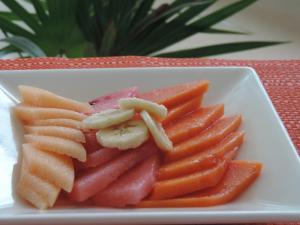 普拉亚卡门哈斯恩达日德尔卡日贝酒店的桌上的水果和蔬菜盘