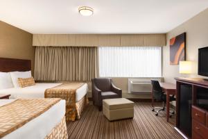 特勒斯戴斯茵露台酒店的酒店客房配有两张床和一张书桌