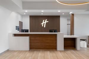 加尔维斯敦Holiday Inn Galveston Island, an IHG Hotel的大楼内带前台大堂