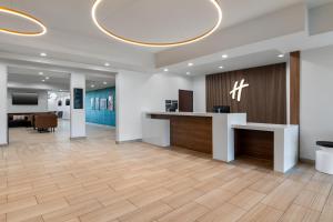 加尔维斯敦Holiday Inn Galveston Island, an IHG Hotel的一个带前台和电视的办公大堂